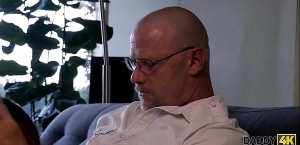 DADDY4K. Der alte Vater bezahlt für unglaublichen Sex mit der Freundin seines Sohnes